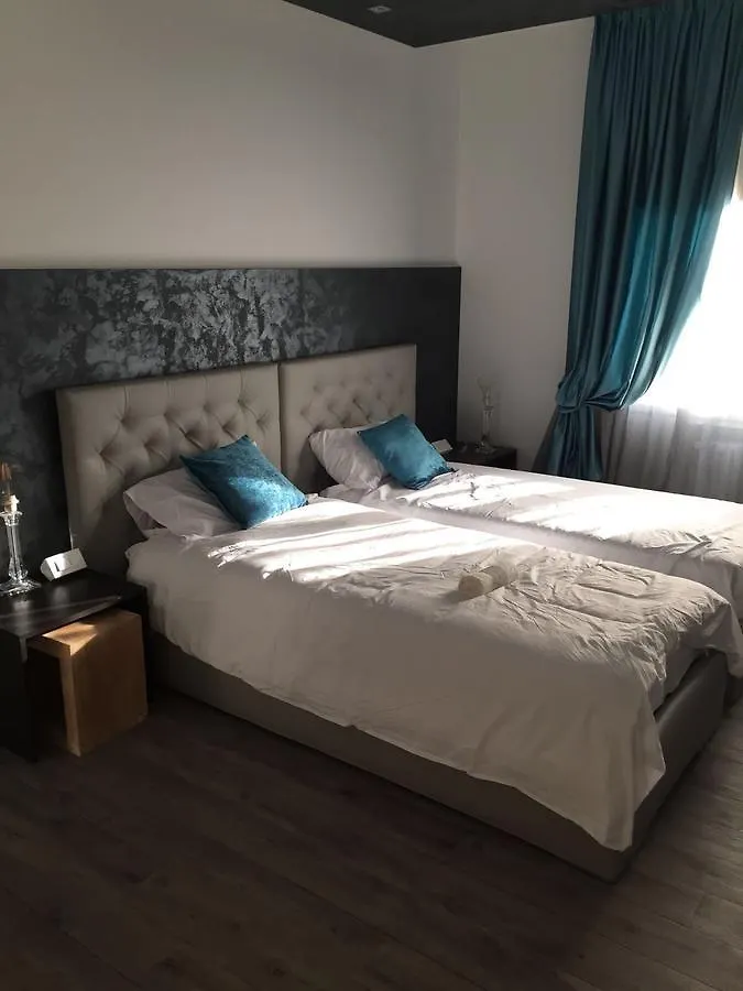 Double A Guest House Местре Италия
