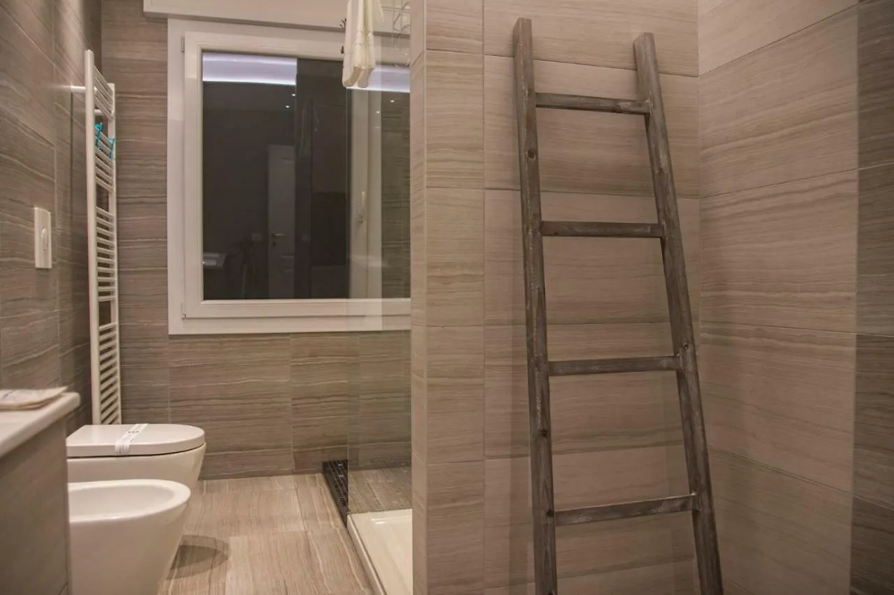 Double A Guest House Местре Италия