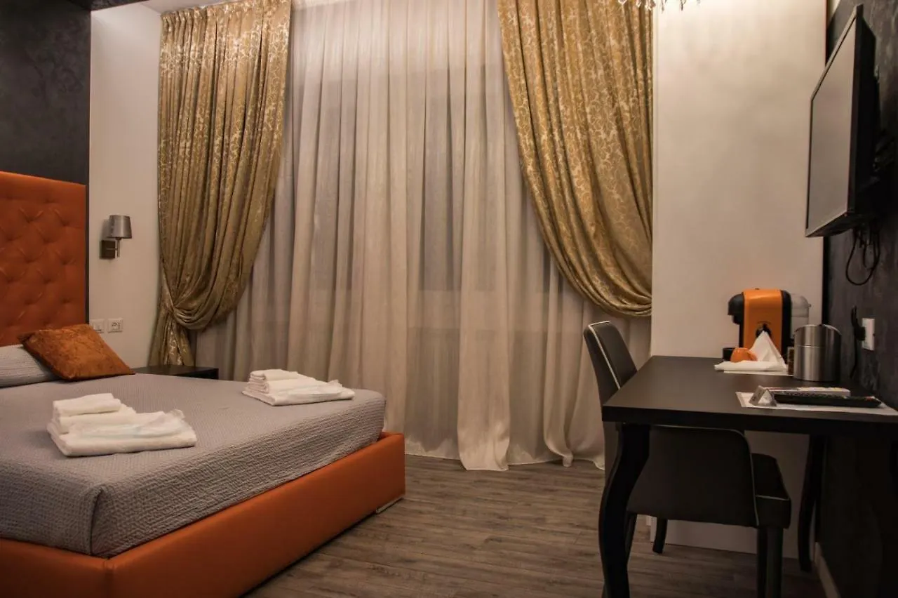 Double A Guest House Местре Италия